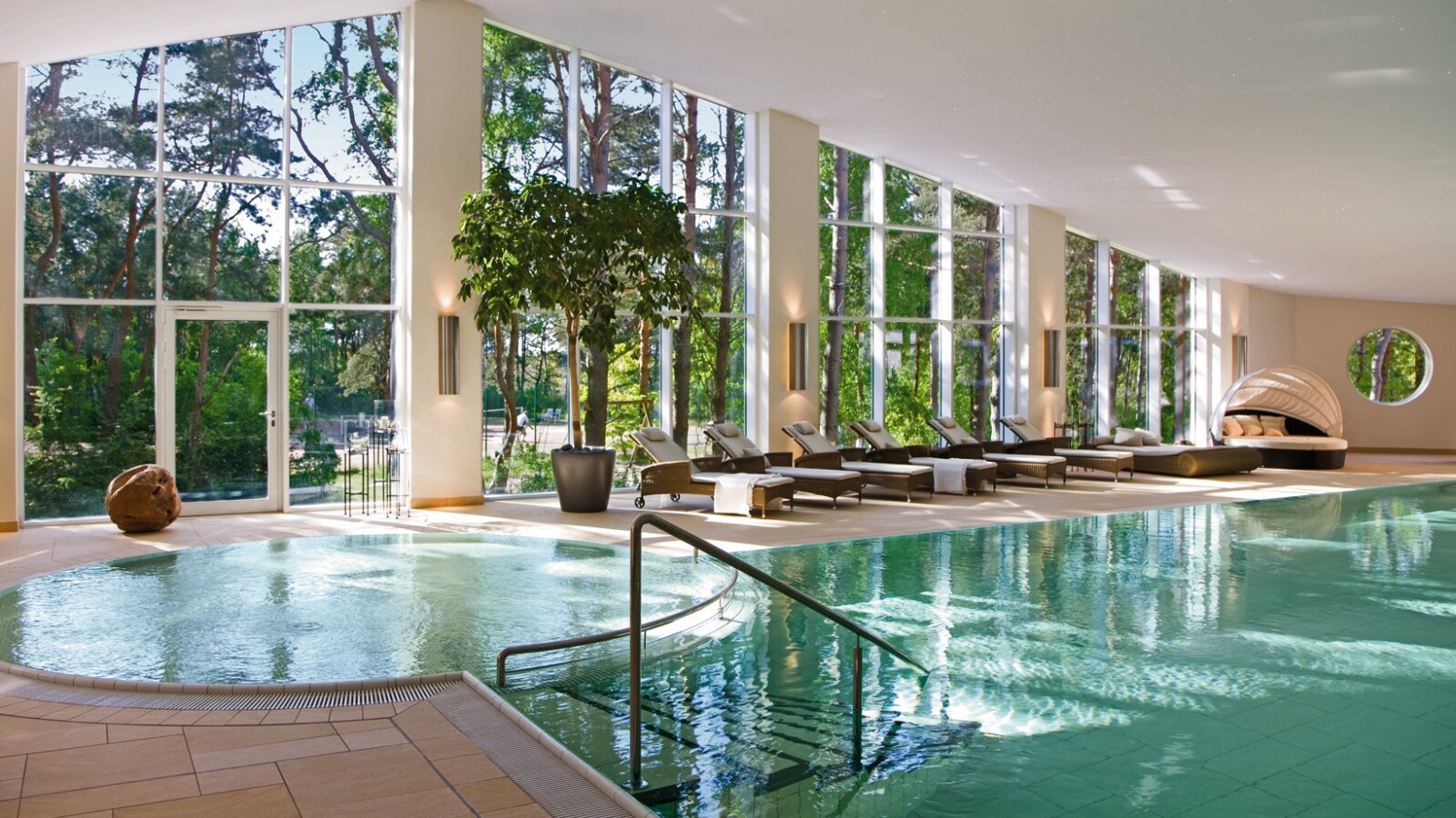 Schwimmbad im Strandhotel Fischland
